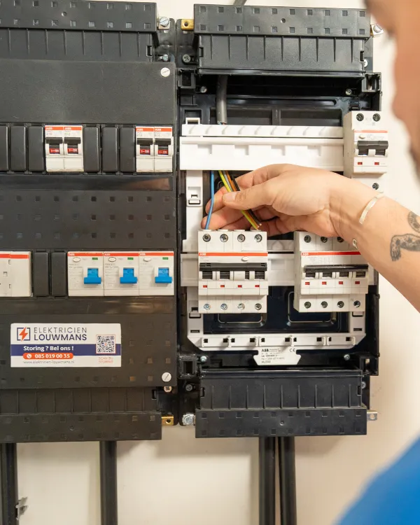 Elektricien sluit installatieautomaten aan in een 3 fase groepenkast