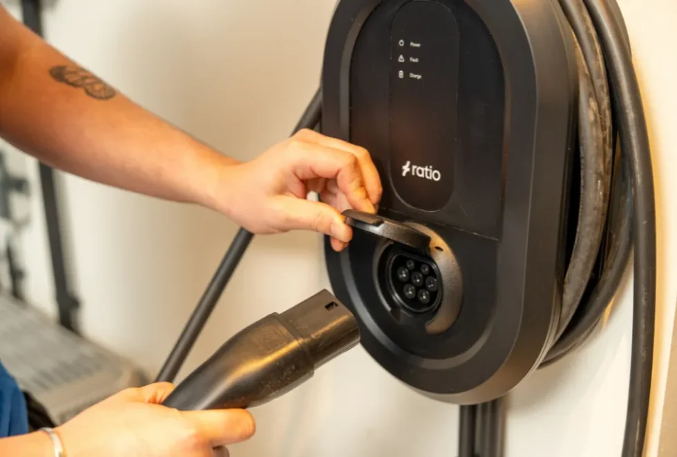 Elektricien hangt een laadpaal aan de muur
