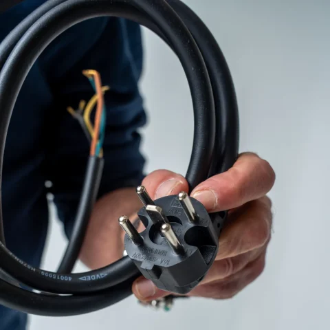 Close-up van een perilex-stekker met vijf pennen