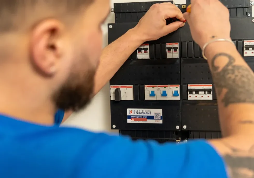 Elektricien werkt aan de automaten in een meterkast