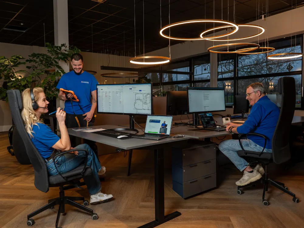 Medewerkers van Elektricien Louwmans aan het werk op kantoor