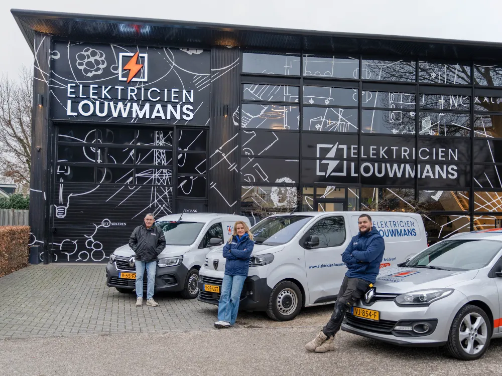 Medewerkers van Elektricien Louwmans bij het bedrijfspand